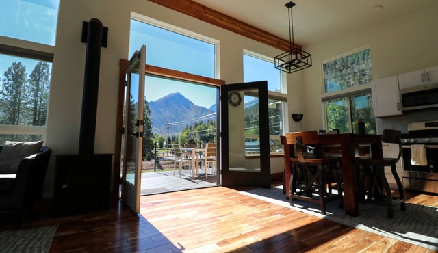 Addy Acres- Near hiking, snowshoeing, sled rides & Sleeping Lady Resort