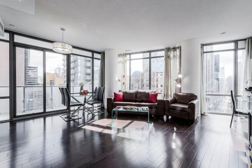 Adelaide Stays and Suites - Walk to Subway - Easy Access Downtown Toronto