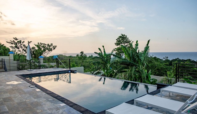 Adina View: Private/Luxury/Solar-Pwr/Beach/Pool/Jacuzzis/Chef/Gym/Starlink & BBQ