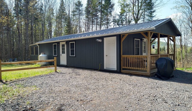 ADK Getaway "Pine Tree Retreat" 1 bedroom cottage 1 mile from Adirondacks