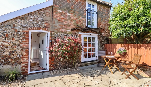 ADMIRAL COTTAGE, pet friendly, with a garden in Snape, Suffolk