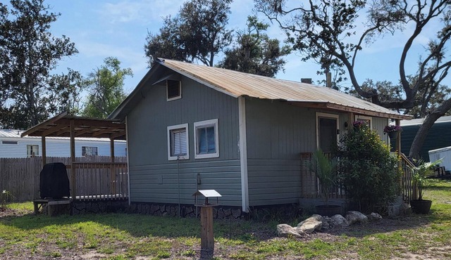 Adorable 1-bedroom cabin with AC in Steinhatchee with deep water access dock.