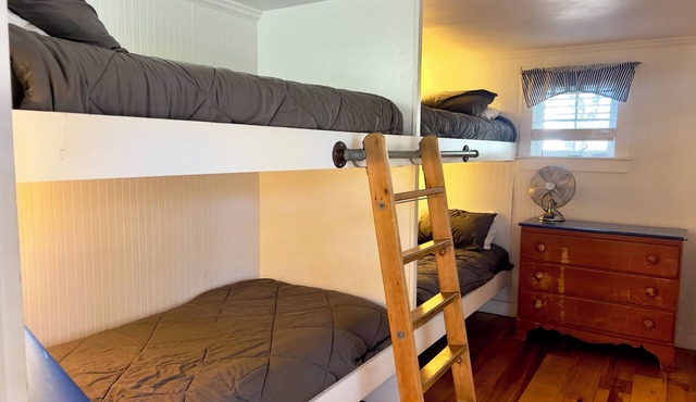Adorable 2 bedroom cabin only 50ft from Beach