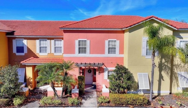 Adorable 3-bedroom townhome with AC in vibrant Kissimmee