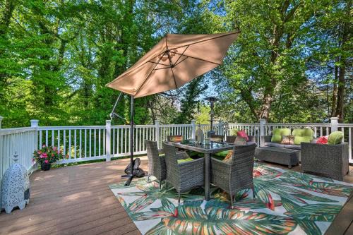 Adorable Beach Cottage w/Hot Tub & Tropical Bar!