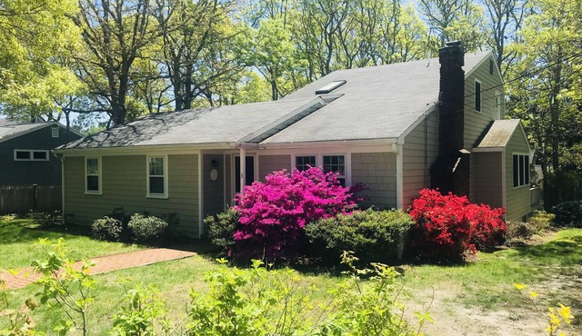Adorable beach house! 3 min walk to beach!