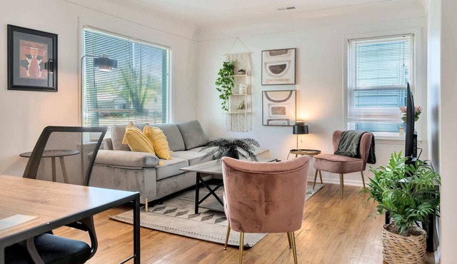 Adorable Cute Home w/ Workspace & Yard in Livonia
