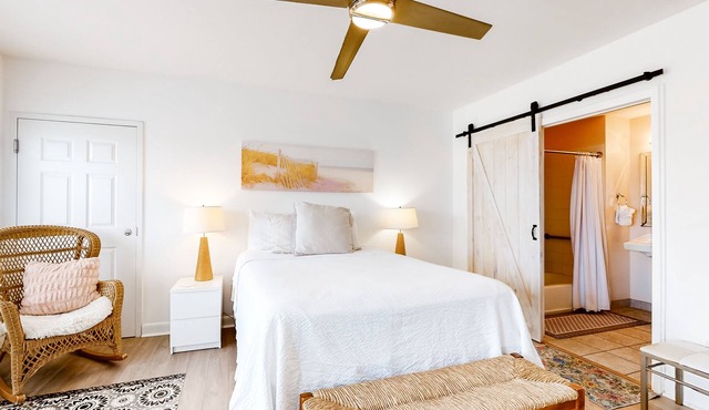 Adorable studio for two just steps from the beach - shared pool & tennis courts