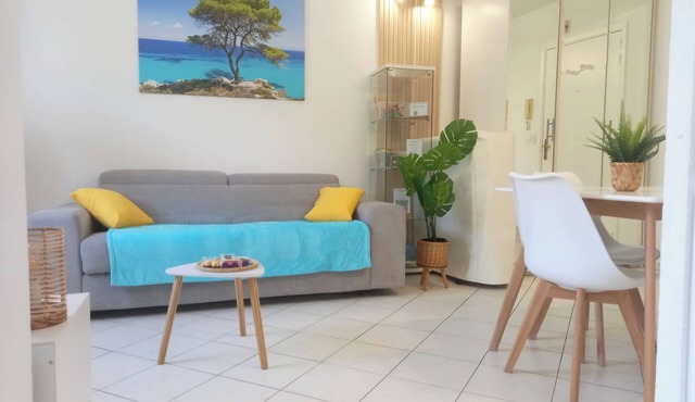Adorable studio 200m from the sea. Fresh, well equipped and close from shops.