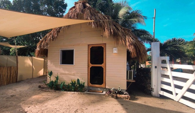 Adorable Studio with Air Conditioning & Wifi 3 minutes from the beach!