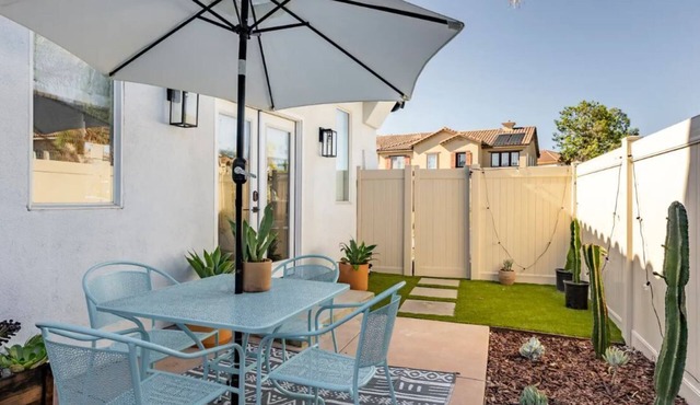 Adorable studio with easy parking on the street.