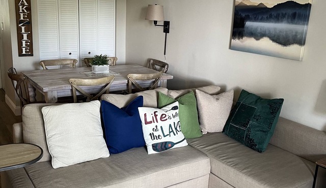 Adorable, updated condo. Walk to Weirs Beach. Near Bank of N.H.Pavilion.