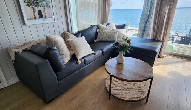 Adorable waterfront escape