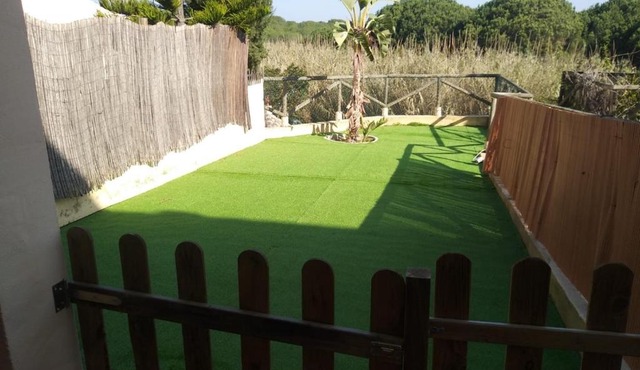 Adosado con jardín en urbanización con piscina