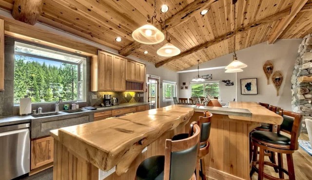 Adventure Lodge @Saxon Creek: Backyard Trail, Hot Tub, Pool Table, EV Plug, Forest Land