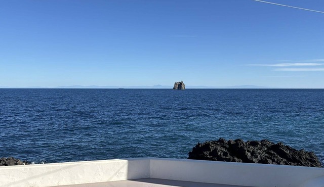 Aeolian Villa Overlooking the sea and Direct Access to the Cove Below