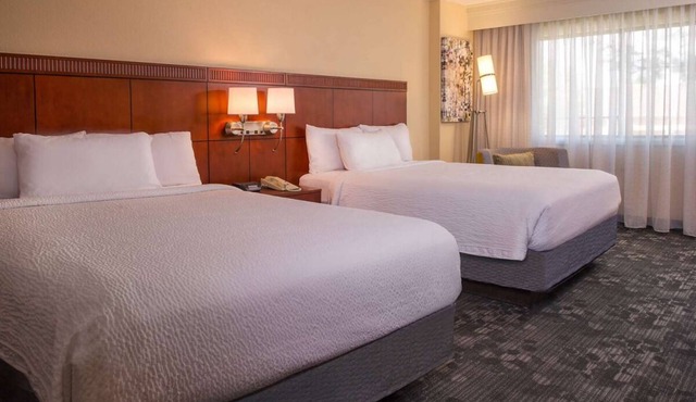 Affordability Meets Comfort! Spacious and Modern Suite, Seasonal Pool!