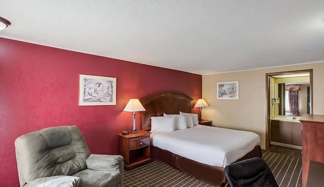 Affordability Meets Comfort in the Knights Inn Ashland! Pool, Pet-Friendly!
