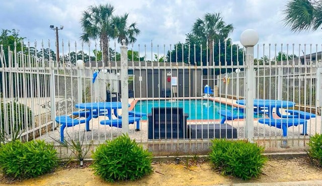 Affordable 3 - Rooms w/Equipped Kitchen in Heart of Beaumont’s Attractions