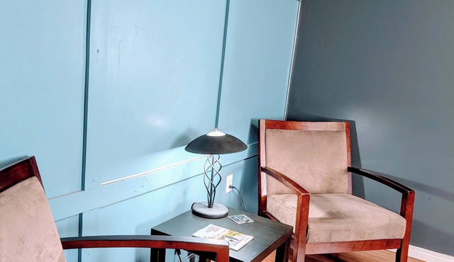 Affordable 4 bedrooms/FREE parking/15 mins to Airport/FREE monthly Cleanings