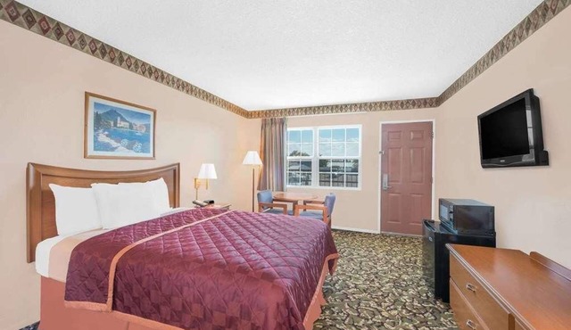 Affordable Accommodation in Knights Inn Laura Lodge Pecos! Free Parking, Pool!