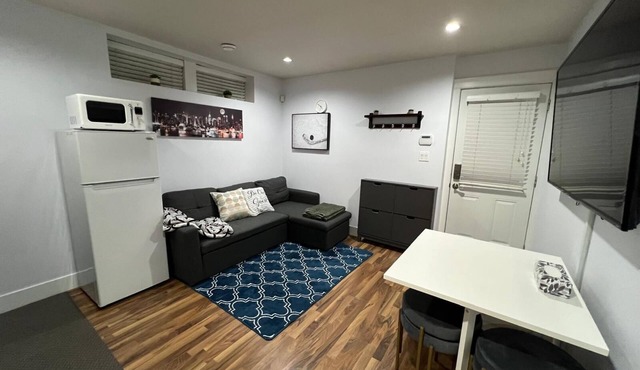 Affordable, clean, spacious, private guest suite 2 bedrooms+sofa bed/1 full bath