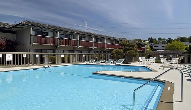 Affordable Getaway at Red Lion Hotel Bellevue! Pet-Friendly, Outdoor Pool
