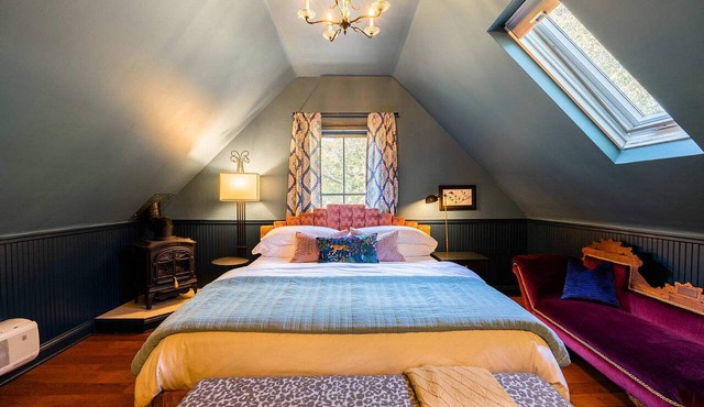 Affordable Luxury- One block to Downtown