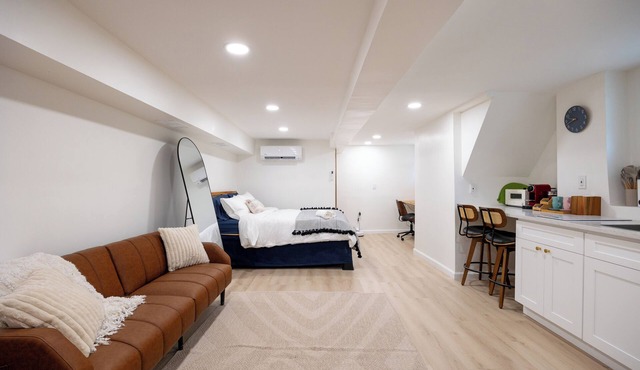 Affordable NYC Luxury: Warm & Inviting Stay, Walk to Riverside Views