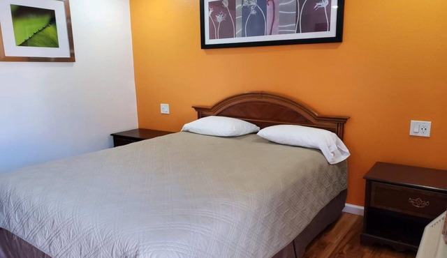 Affordable Room w/King Bed + Desk | Near Oakland Zoo – Just 0.9 Mile Away