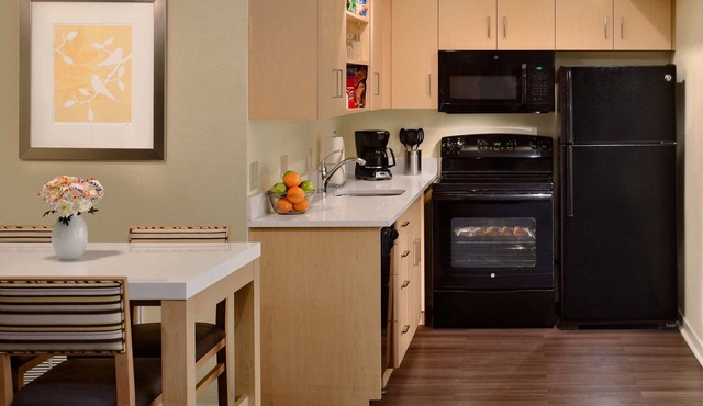 Affordable Suite with Full Kitchen, Seasonal Pool and Pet-Friendly