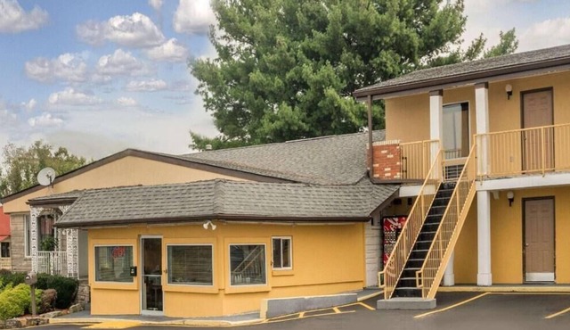 Affordable Yet Fun! Pet-friendly, Breakfast and Parking Included