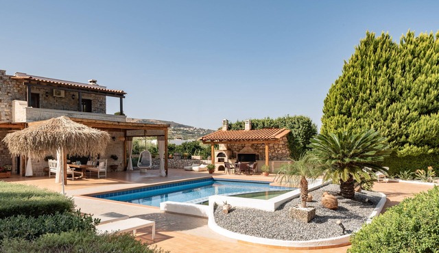 Agnes Villa, Unrivalled Living with Private Pool & Walking distance to amenities