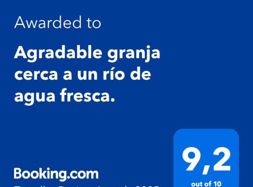 Agradable granja cerca a un río de agua fresca.