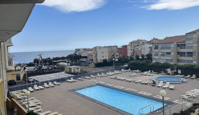 AGREABLE DEUX PIECES RENOVE DANS UNE RESIDENCE AVEC PISCINE