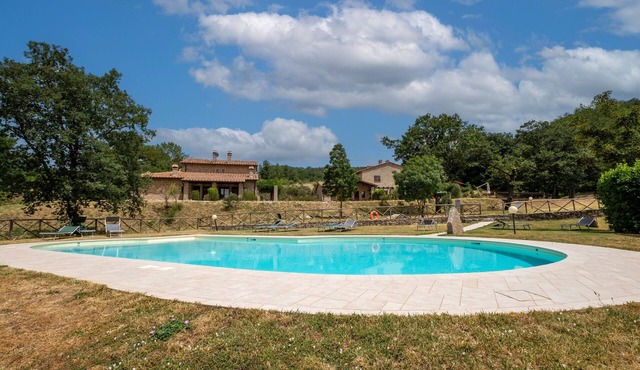 Agriturismo Ginepro Poderone with Garden, Shared Pool & Wi-Fi