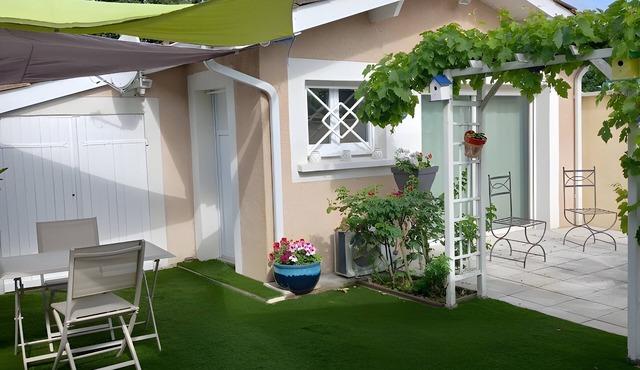 Air-Conditioned Private Guest Room – Chez Chantal et Salvador