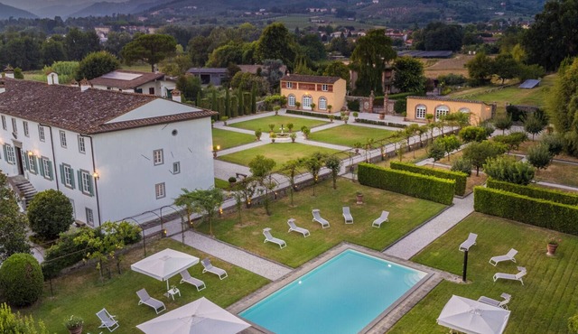 Air Conditioned 10 Bedrooms Luxury Villa and Pool in Lucca