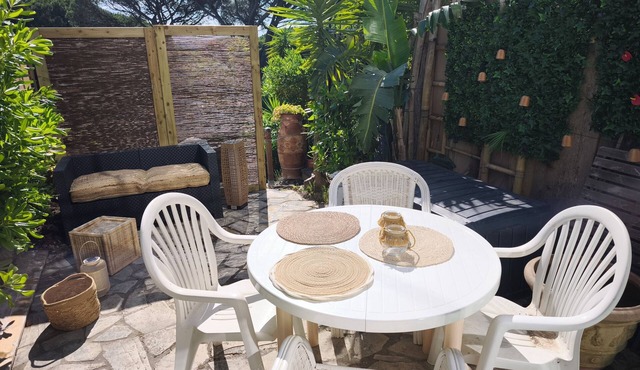 Air-conditioned 35m² apt, private garden, pool, parking, Wi-Fi, near sea