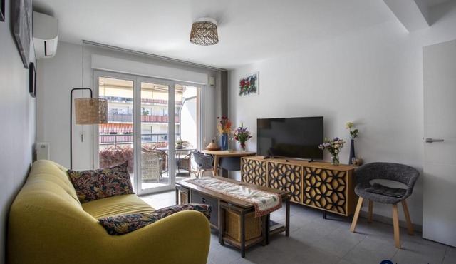 Air-conditioned apartment near Libération district