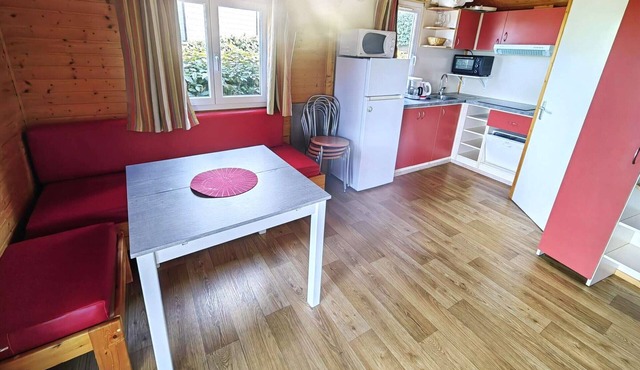 Air-conditioned chalet for 6, quiet with pool and parking