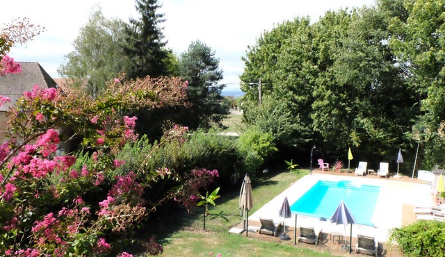 Air-conditioned cottage for 10 people in a park with a swimming pool