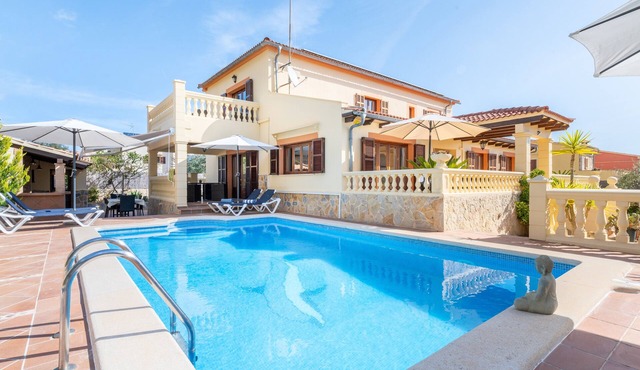 Air-Conditioned Country House with Wi-Fi, Pool, Garden, Terrace & Balcony