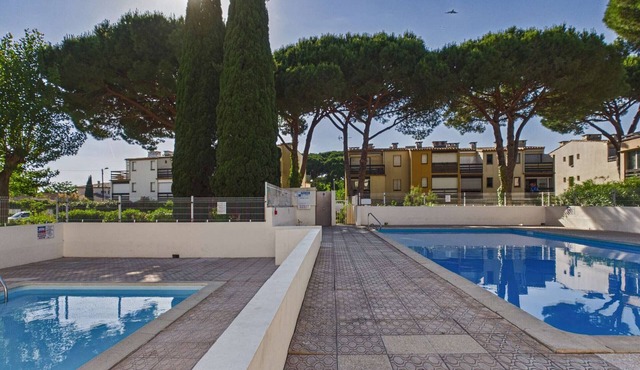 Air-Conditioned Studio Cabin with Terrace & Pool Access in Grau d'Agde
