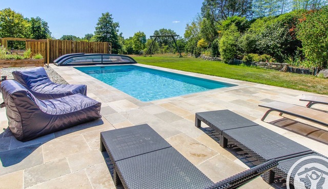 Air-conditioned caravan with pool and garden