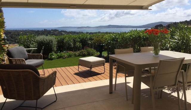 Air-conditioned garden apartment with superb sea view - Résidence golf St Tropez