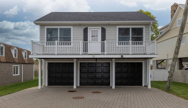 AIR-CONDITIONED Gorgeous Newly Renovated Home with an Oceanview and Beach Access