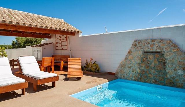 Air-conditioned Holiday Home with Patio, Pool, Wi-Fi and Lawn