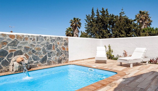 Air-conditioned Holiday Home with Patio, Pool, Wi-Fi and Lawn