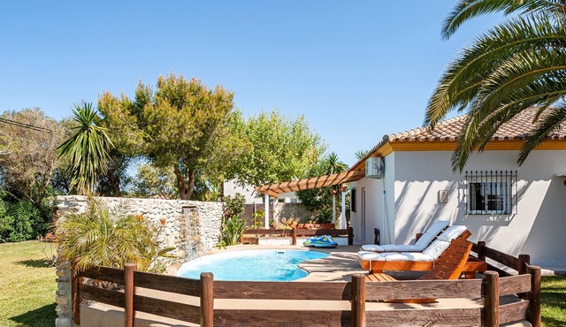 Air-conditioned Holiday Home with Patio, Pool, Wi-Fi and Lawn